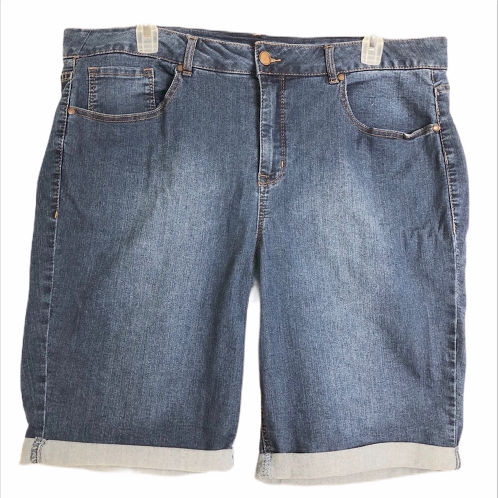 AVENUE DENIM SHORTS SIZE 24